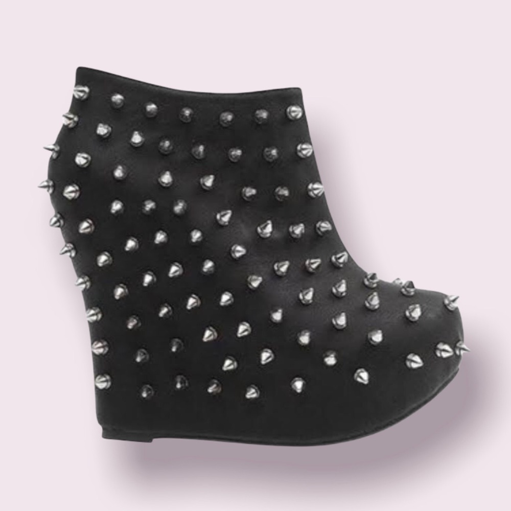 Privileged Women’s Black Bunting Bootie / Spike Studs / size 6